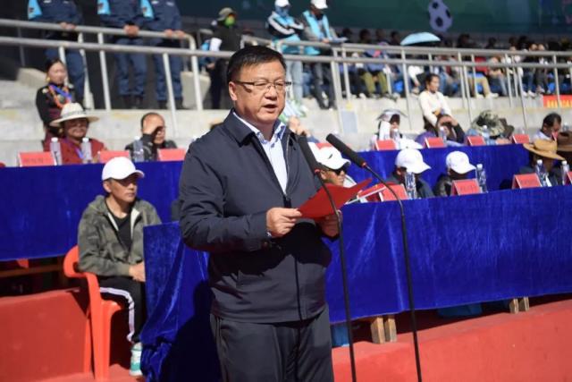 误以为是假金条被弃路边，民警连夜追3小时从水坑找回